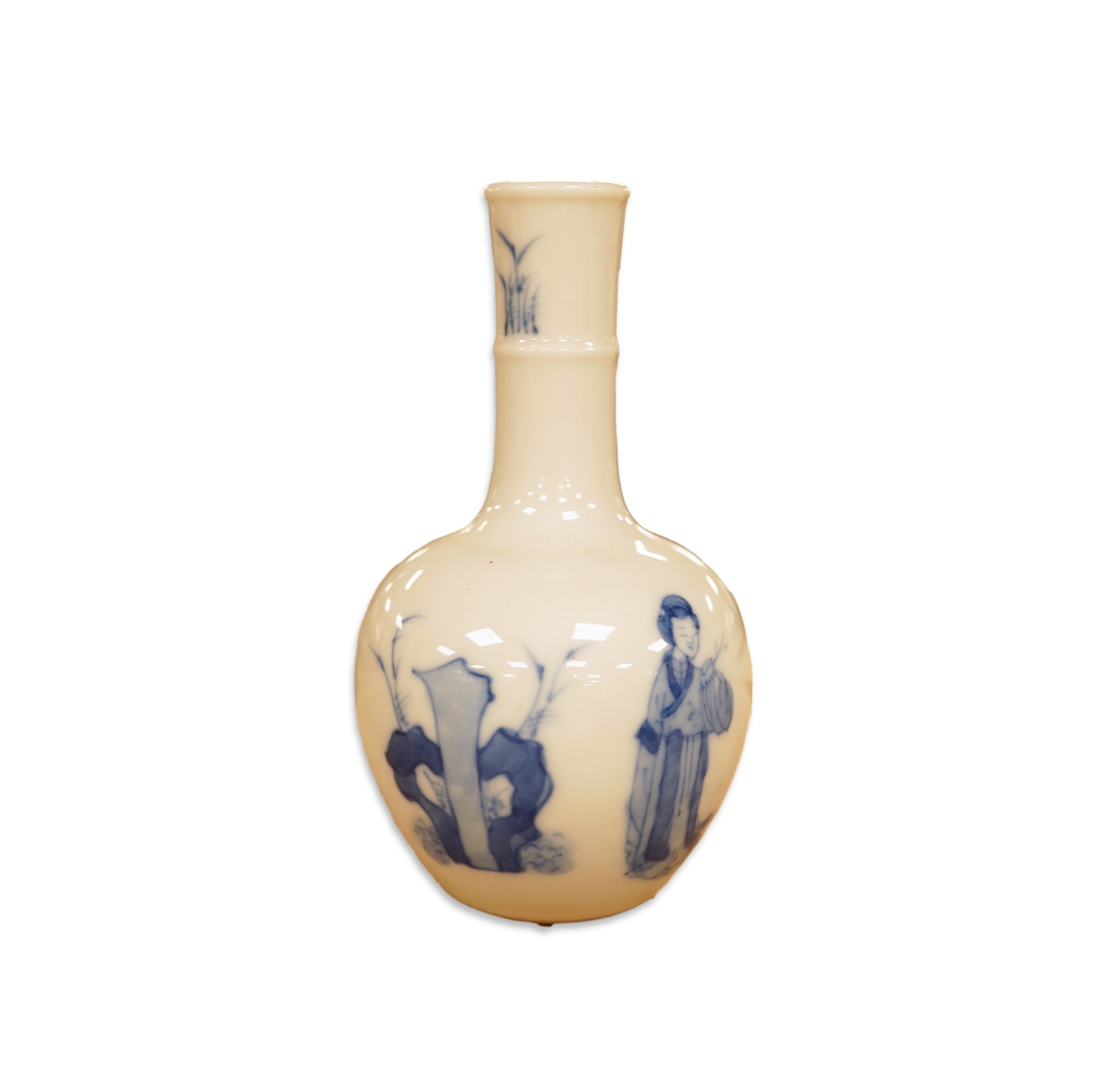 A Chinese miniature blue and white vase, 9.5cm high